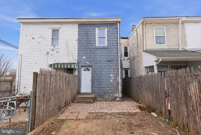 Building Photo - 25 Lily St