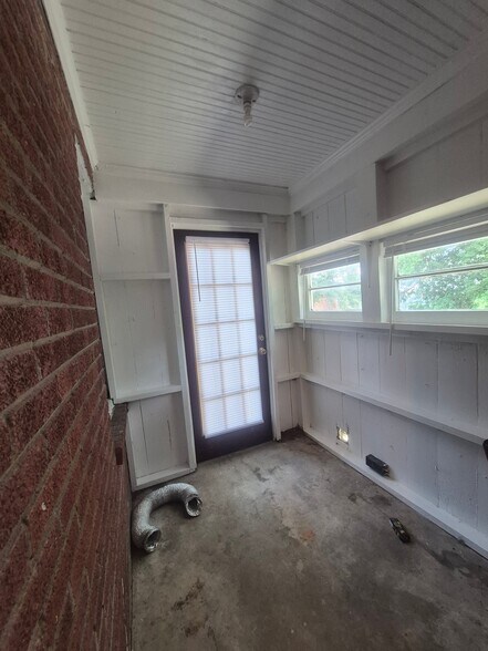 Building Photo - 503 S Oak St
