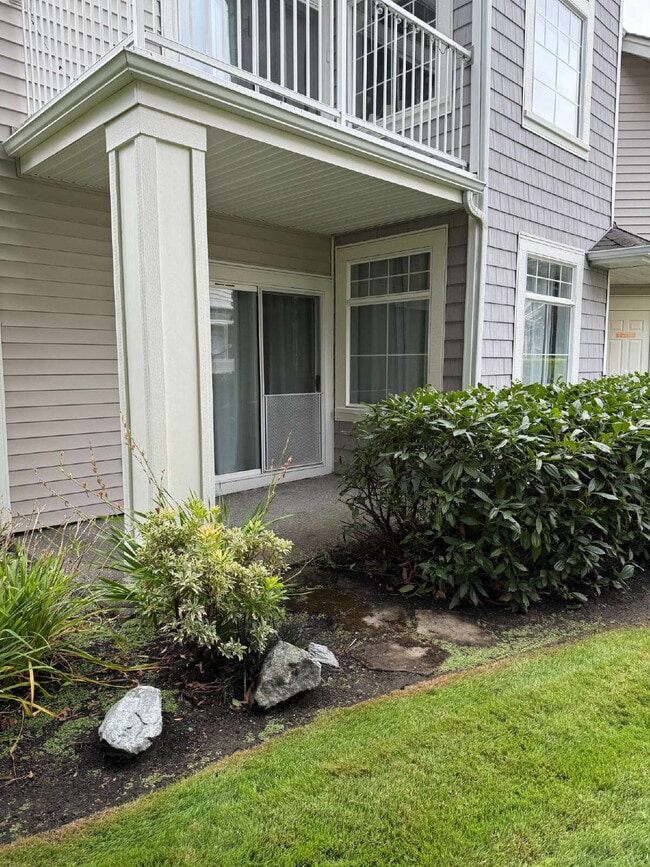 Building Photo - The Lakes @ Kent Community Condo Unit Avai...