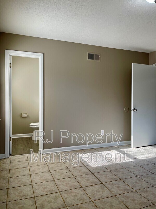 Building Photo - 4211 Lansdowne Dr
