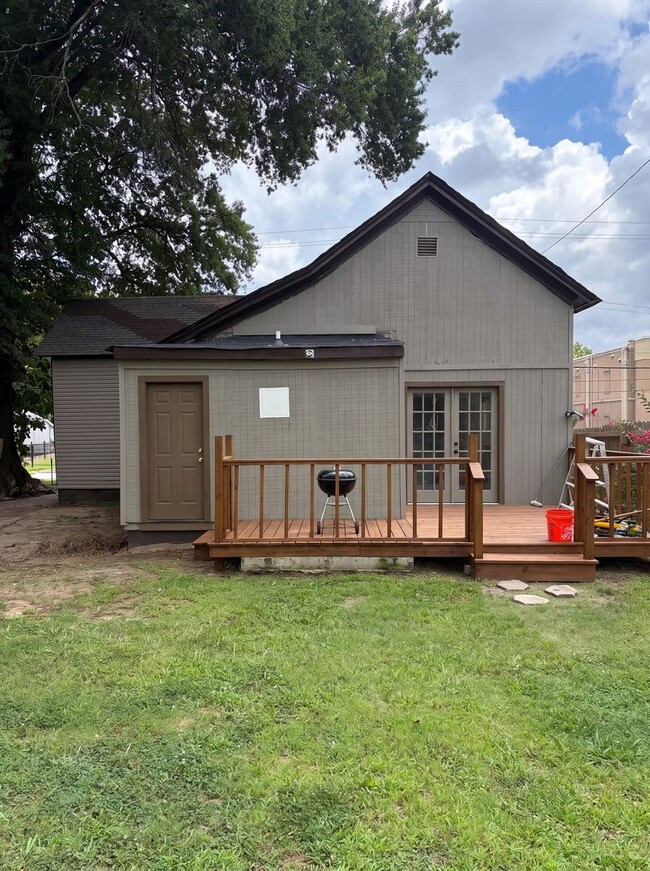 Building Photo - 602 E McLemore Ave