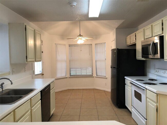 Building Photo - 2211 Woodland Oaks Dr