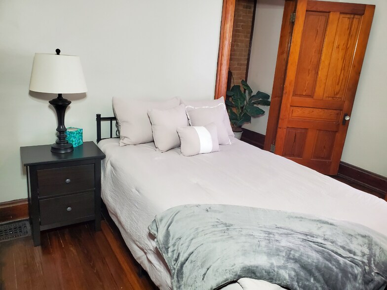 Building Photo - 1136 Park Ave