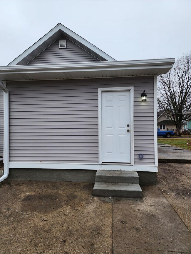 Building Photo - 2 Bedroom 1 Bath Home With 2 Stall Garage