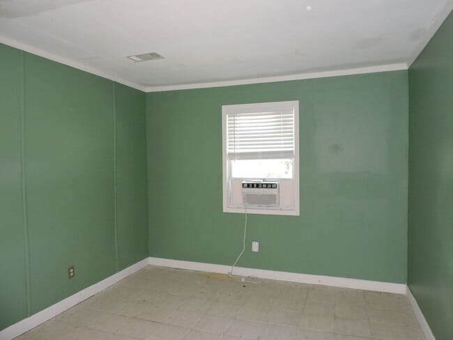 Building Photo - Convenient to schools, shopping & interstate.