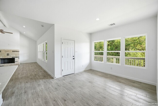 Building Photo - 207 Deer Oaks Dr