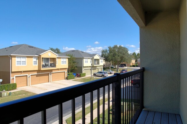 Building Photo - Updated and Spacious 2/2 Townhome with gar...