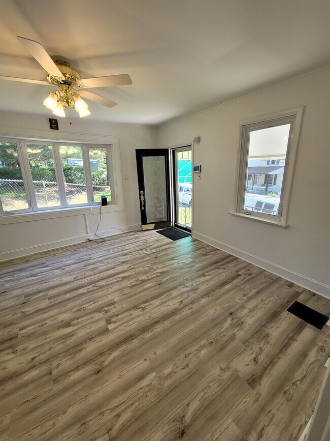 Building Photo - 927 Mt Pleasant Ave