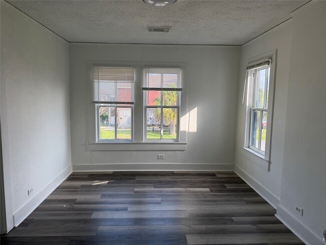 Building Photo - 2303 Victory Ave