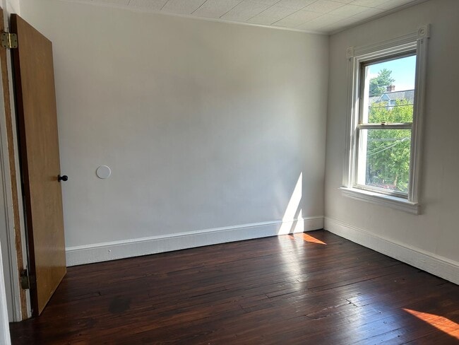 Building Photo - 3 Bedroom 1 Bath Home with Fenced Backyard