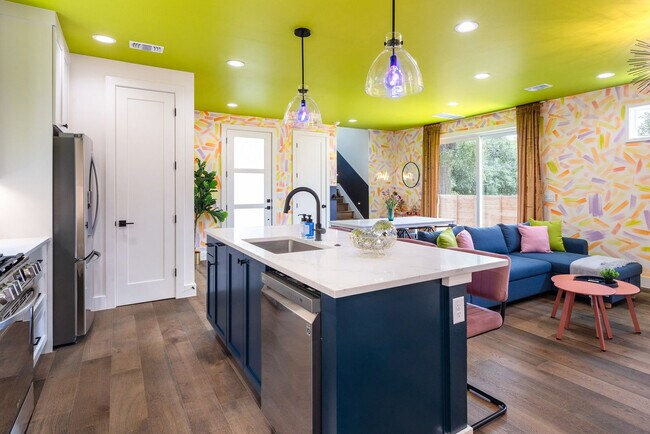 Building Photo - 2415 E 10th St