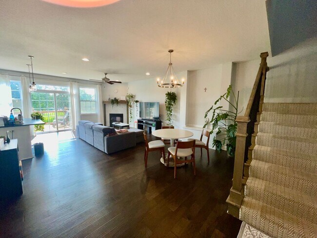 Building Photo - 4 Bedroom, 3 1/2 bathroom in Olathe!