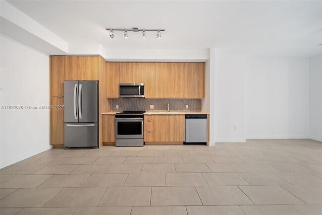 Building Photo - 2150 N Bayshore Dr