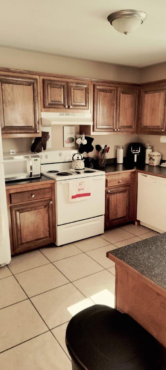 Kitchen - 214 Pine St