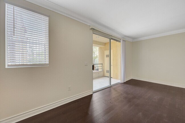 Building Photo - 270 E Flamingo Rd