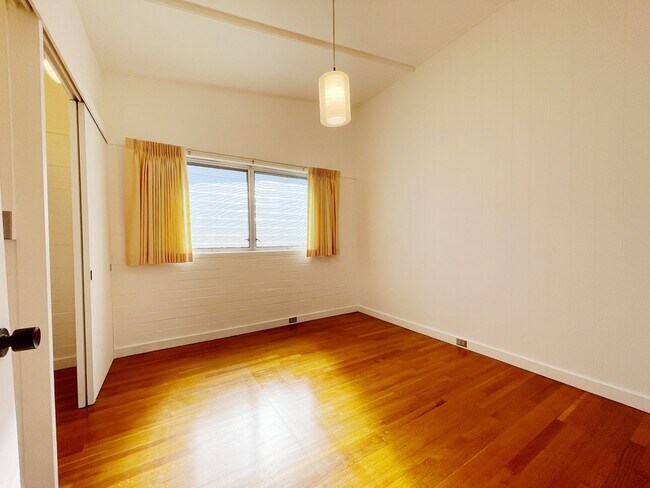 Building Photo - Panoramic Views from Executive Home near Tripler & Kaiser Hospitals
