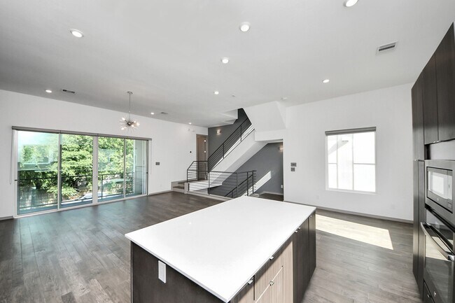 Building Photo - 2302 Johnson St