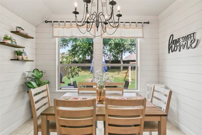 Building Photo - 913 Freesia Dr