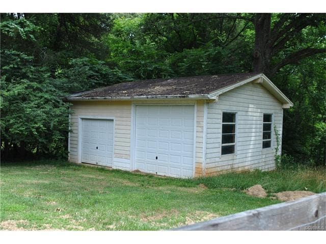 Building Photo - 2750 River Rd W