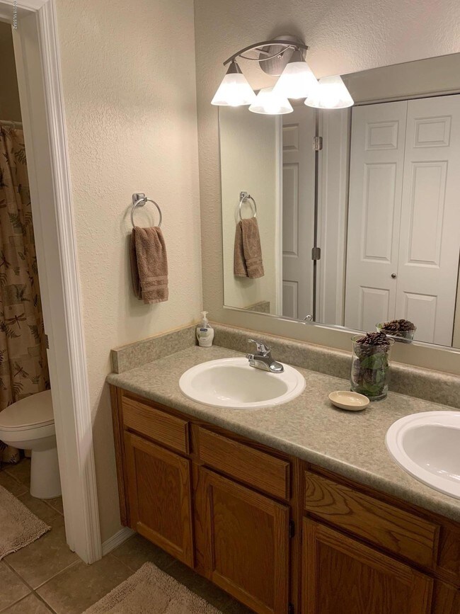 Building Photo - 6655 N Canyon Crest Dr