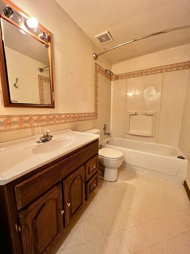 Building Photo - Charming 3 bed, 3 bath Ranch Home in South Fort Collins