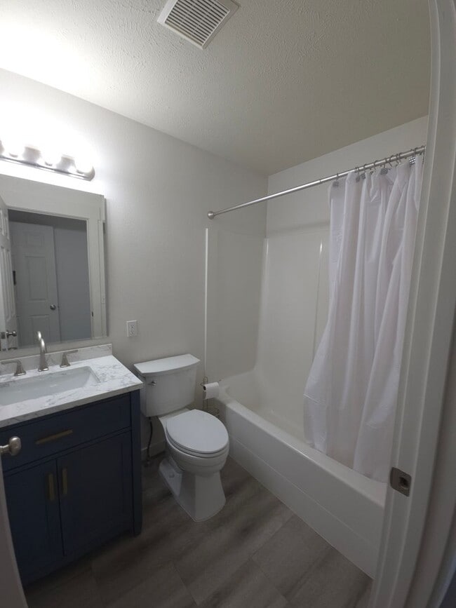 Building Photo - Recently Remodeled Home