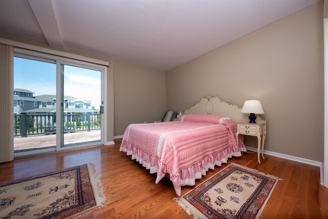 Building Photo - 3201 Bayland Dr