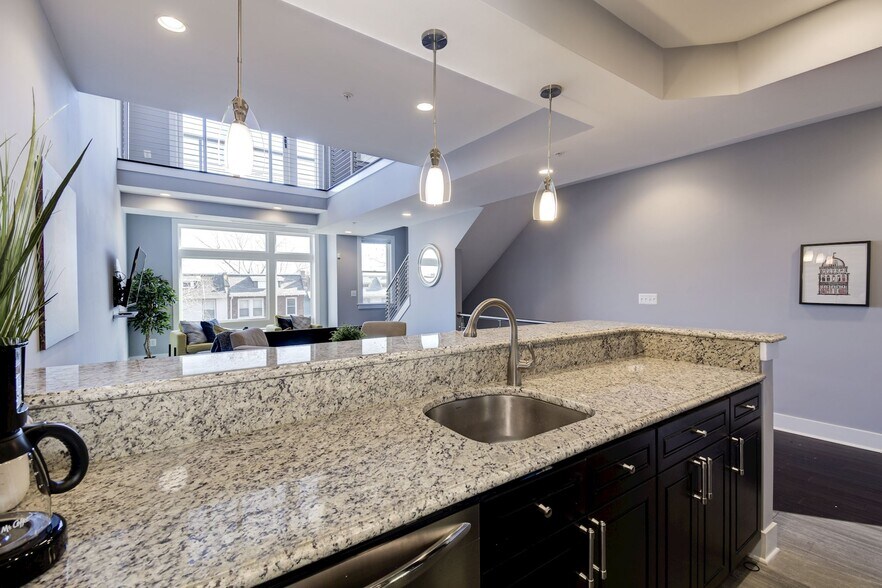 Building Photo - 2122 3rd St NE