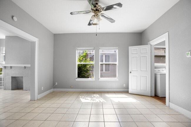 Building Photo - Available Now! Charming 2 Bed / 2 Bath Craftsman Home Near Downtown Waco