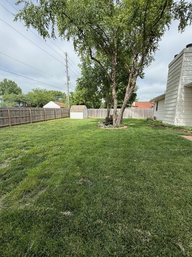 Building Photo - Spacious 3 Bedroom, 2 Bath - Your Derby Ho...