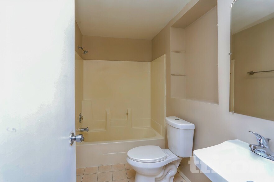 Building Photo - 5004 Lake Dawnwood Dr