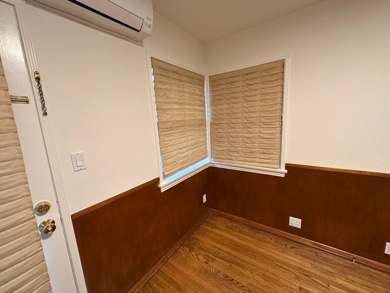 Third bedroom/ office - 10807 Huston St