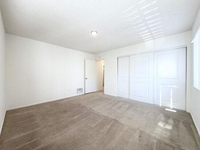 Building Photo - Upgraded Corner Unit w/ Balcony