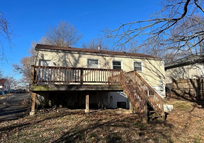Building Photo - 6910 Noble Dr