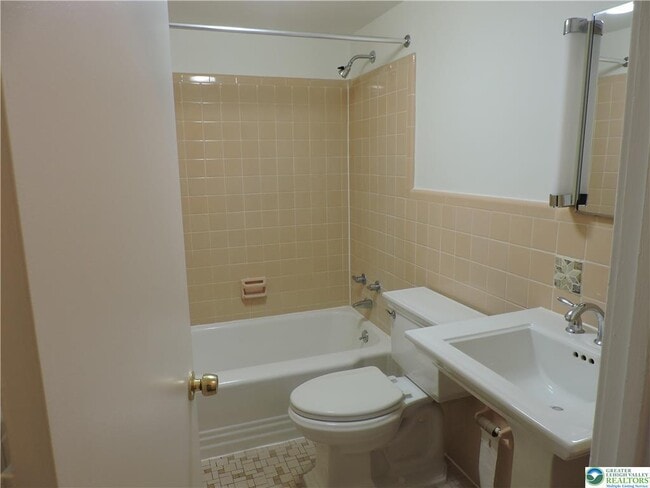 Building Photo - 434 N Leh St