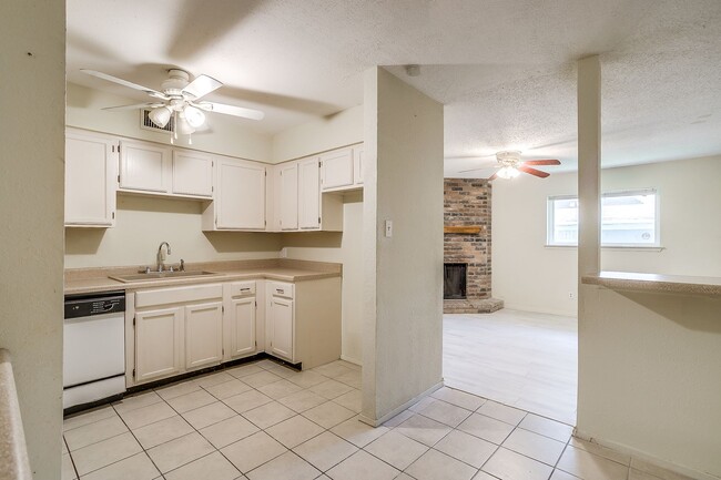 Building Photo - One side of 2 story duplex available-  3 b...