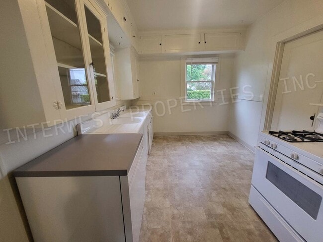 Building Photo - *1/2 OFF 1ST MONTH'S RENT PROMO* 2 Bedroom...