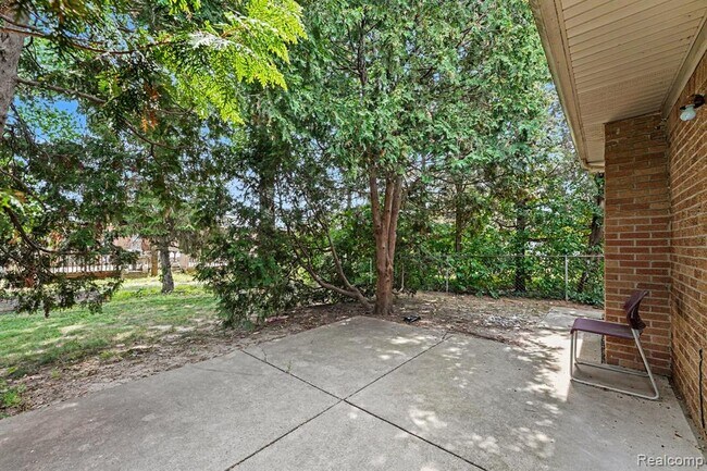 Building Photo - 35656 Saxony Dr