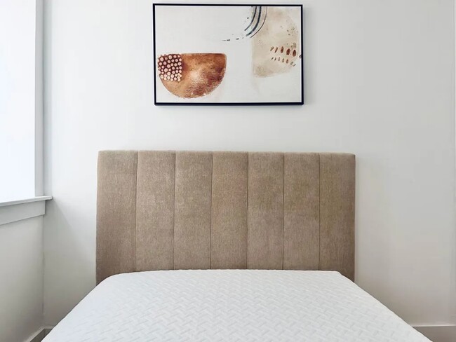 Building Photo - Furnished room/NOT APARTMENT