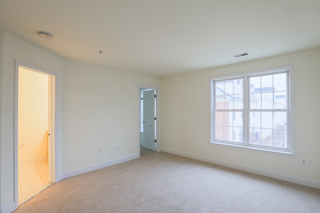Building Photo - 803 McHenry St