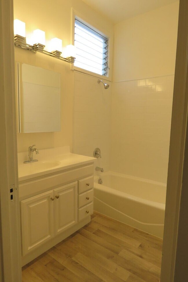 Building Photo - 152A