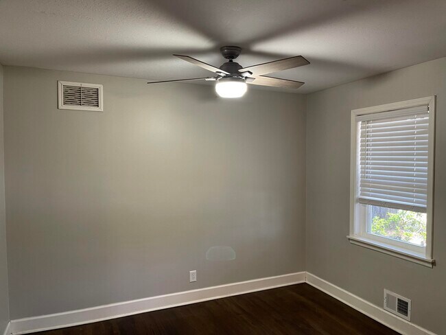 Building Photo - 2817 Meadowbrook Dr