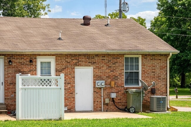 Building Photo - 1190 Meadowview Dr