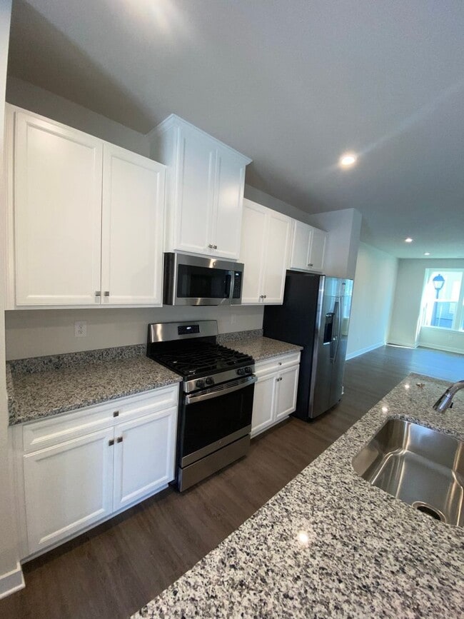 Building Photo - Edge at Azalea