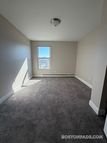 Building Photo - 663 Middle St