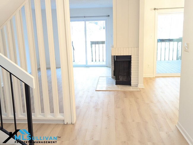 Building Photo - 4100-4105 Five Oaks Dr