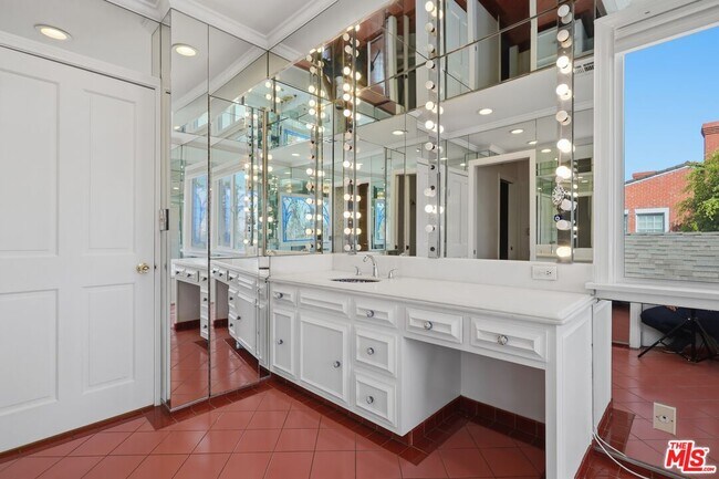 Building Photo - 1170 S Beverwil Dr