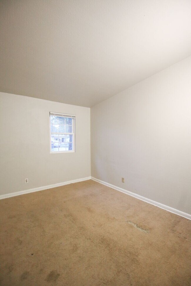 Building Photo - Move In Ready!