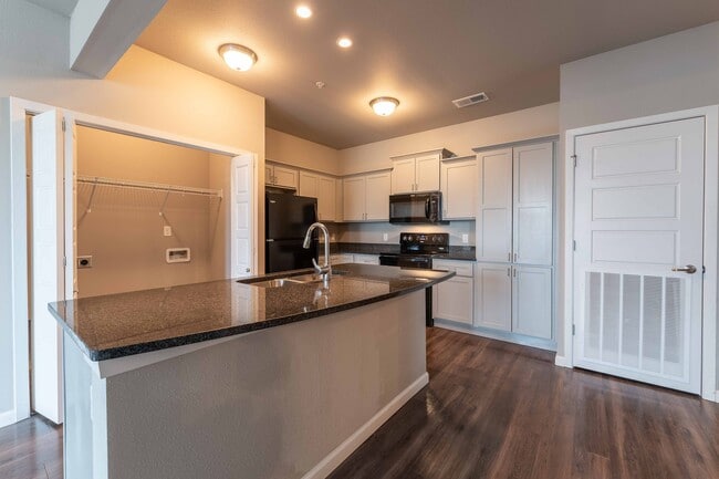 Kitchen and Laundry - Coryell Commons