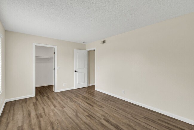 Building Photo - Great 2 Bedroom Condo in Gated Community